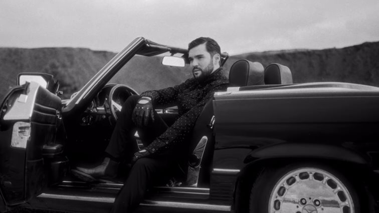 Ο Κωνσταντίνος Μαργαρίτης επιστρέφει και ερμηνεύει το ξεσηκωτικό "Σβήσε Και Κατέβα"