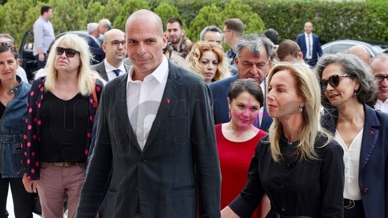 Γιάνης Βαρουφάκης &amp; Δανάη Στράτου: Δύσκολες ώρες για το ζευγάρι