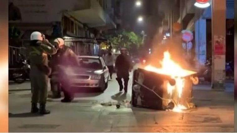 Επεισόδια στα Εξάρχεια: Φωτιές και μολότοφ σε αστυνομικούς - Ζημιές σε κατάστημα