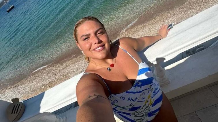 Η Δανάη Μπάρκα φόρεσε το κραγιόν που όλες οι ξανθιές πρέπει να δοκιμάσουν φέτος το καλοκαίρι