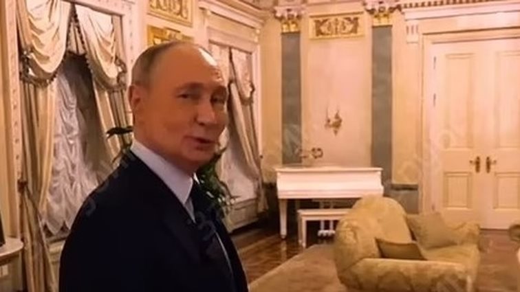 Αυτό είναι το σπίτι του Πούτιν, για πρώτη φορά μέσα με την κάμερα! Όλα τεράστια και χρυσά - Το λευκό πιάνο που δεν παίζει και το πορτρέτο ενός τσάρου