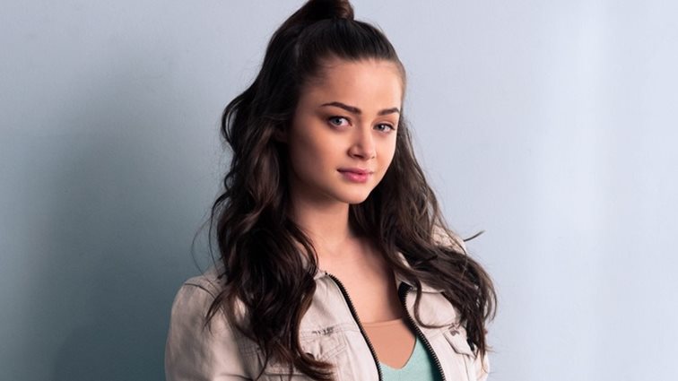 Στεφανία Λυμπερακάκη: Μένει σπίτι &amp; παρουσιάζει το “Super G!rl” σε μια acoustic version