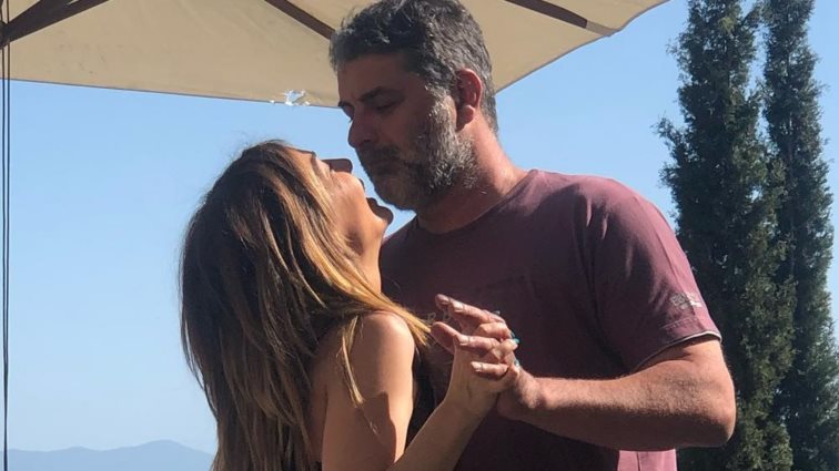 Δέσποινα Βανδή και Βασίλης Μπισμπίκης ποζάρουν μαζί τη Μελίνα Νικολαΐδη και τον Αλέξανδρο Πολυχρονιάδη