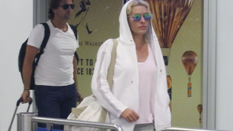 Ελένη Μενεγάκη - Μάκης Παντζόπουλος: Μαζί στο αεροδρόμιο: Οι αδημοσίευτες φωτογραφίες από την επιστροφή από τις διακοπές τους