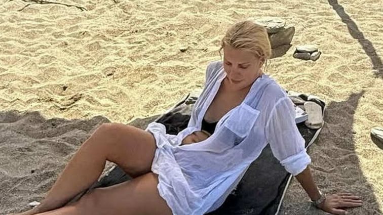 Το beach look της Ελένης Μενεγάκη | Τα 2 fashion tips που ακολουθεί στις διακοπές της