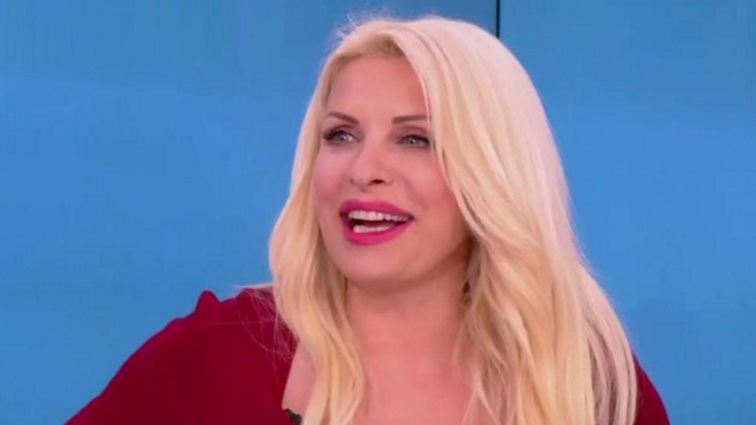 Η Ελένη Μενεγάκη δίνει μαθήματα τηλεοπτικής στήριξης στην ομάδα της στο MEGA