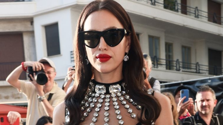 Ιρίνα Σάικ: Φόρεσε το ίδιο ολόσωμο μαγιό με την κόρη της Λέα - Μαμά και κόρη έτοιμες για βουτιά