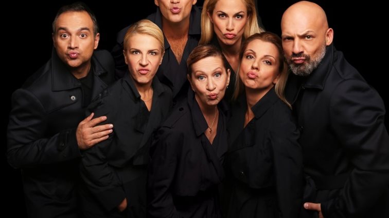 Νίκος Μουτσινάς: Η εντυπωσιακή φωτογράφιση για τη νέα του παράσταση με τη Ντορέττα Παπαδημητρίου &amp; τον Κρατερό Κατσούλη: Πότε κάνει πρεμιέρα;