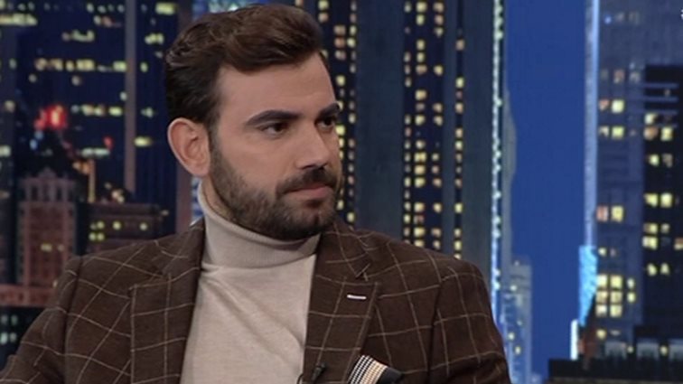 Ο Νίκος Πολυδερόπουλος μιλά για τη "μάχη" με τη δυσλεξία &amp; το ξύλο που έτρωγε από τους καθηγητές
