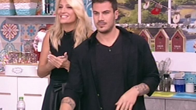 Φαίη Σκορδά
 
: Η αδιάκριτη ερώτηση στον Άκη Πετρετζίκη που τον έφερε σε αμηχανία: Δείτε το video!