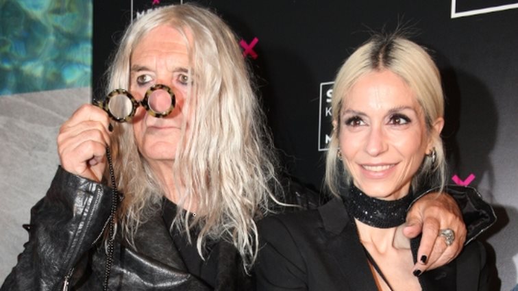 #Throwback | Η Σοφία Καρβέλα μωρό ανάμεσα στους super strars γονείς της, Άννα Βίσση &amp; Νίκο Καρβέλα