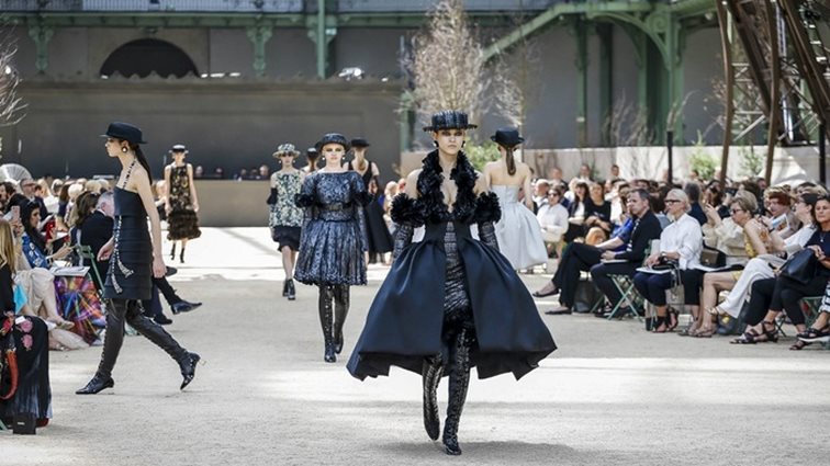 Chanel Haute Couture AW17: Ένα φαντασμαγορικό show υπό τη σκιά του Πύργου του Eiffel