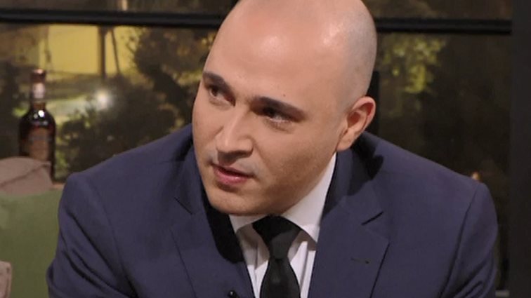 Κωνσταντίνος Μπογδάνος: Οι δύσκολες ώρες του χωρισμού, οι αιχμές για τον ΣΚΑΪ και η απάντηση στα αρνητικά σχόλια για τη σύντροφό του