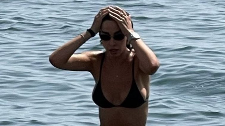 Η uber sexy εμφάνιση της Ελένης Φουρέιρα στην παραλία