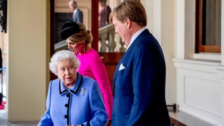 Μαξίμα της Ολλανδίας | Αναβίωσε το πιο κομψό της φόρεμα με headpiece σε σχήμα σπόρου