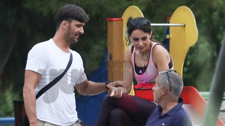 Μπέττυ Μαγγίρα &amp; Δημήτρης Μάζης: Με τις κόρες τους στην παιδική χαρά! Τα απόλυτα #familygoals στιμιότυπα