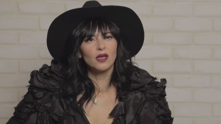 Ζενεβιέβ Μαζαρί: Τελείως ακομπλεξάριστη ποζάρει χωρίς ίχνος μακιγιάζ
