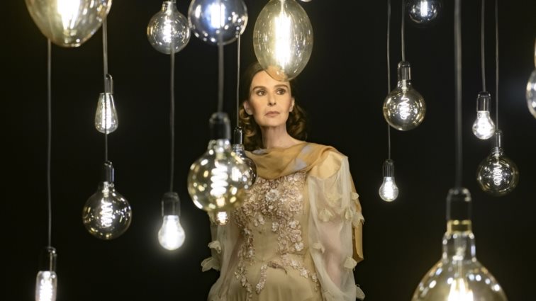 Η Κάτια Δανδουλάκη επιστρέφει στον εμβληματικό ρόλο της με νέο καστ