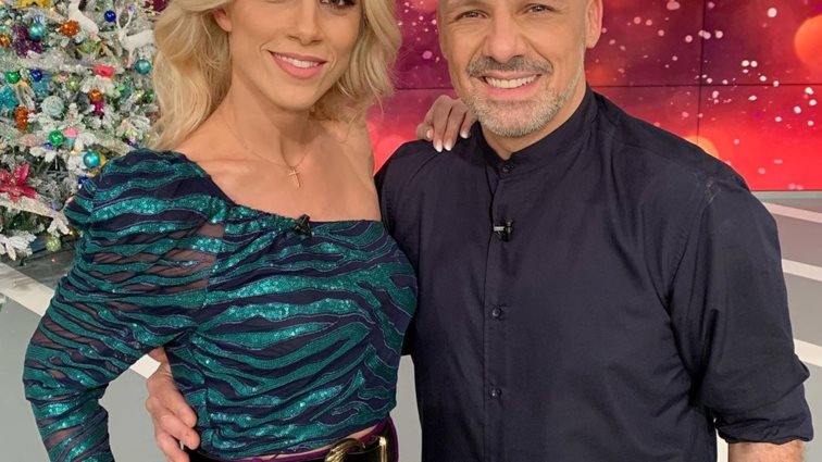 Ντορέττα Παπαδημητρίου: Η εκθαμβωτική εμφάνιση στο «Καλό Μεσημεράκι» &amp; το ξεκαρδιστικό παιχνίδι on air