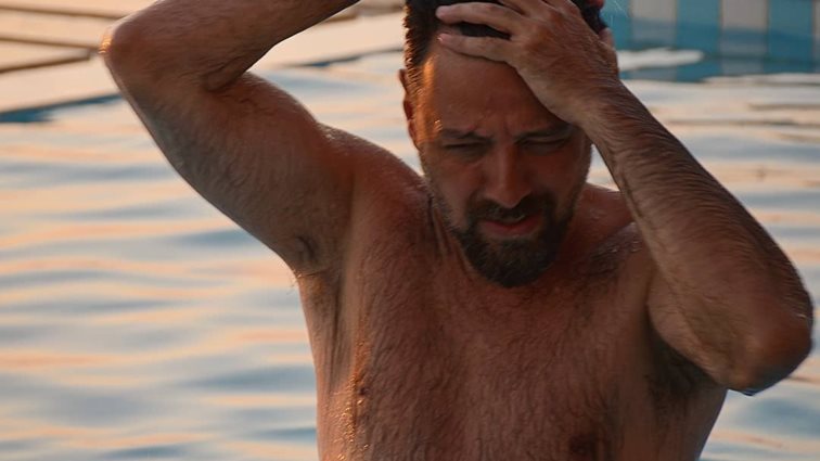 Μάνος Παπαγιάννης: Στην πισίνα με τα παιδιά του! Οι εντυπωσιακές φωτογραφίες