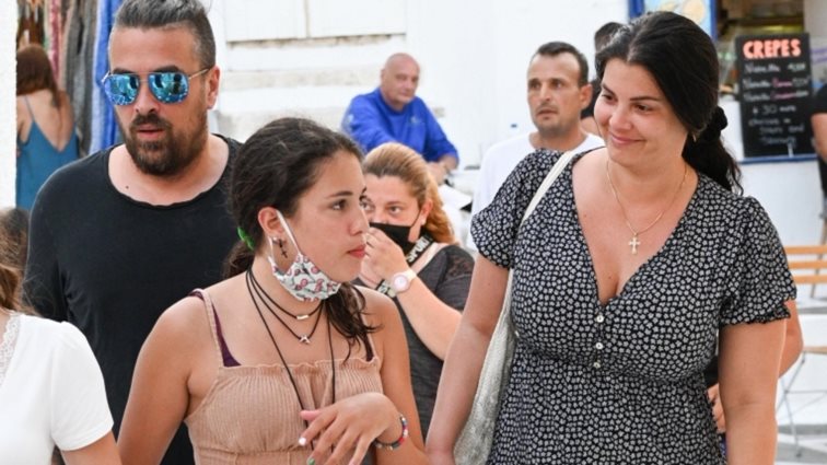 Η Μαρία Κορινθίου και ο Γιάννης Αϊβάζης οικογενειακώς στη Μύκονο