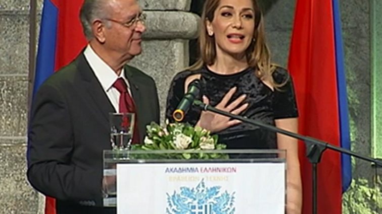 Δέσποινα Βανδή: Τη βράβευσαν αλλά την προσφώνησαν ως Άννα Βίσση! Η επική αντίδρασή της επί σκηνής