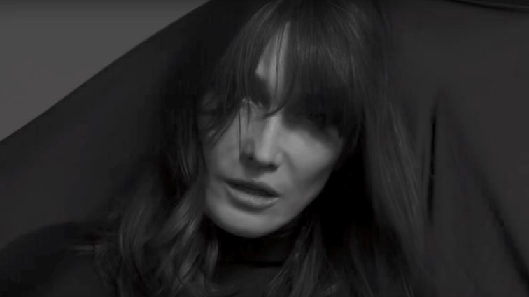 Carla Bruni: Ερμηνεύει Rolling Stones όσο πιο a la francaise γίνεται
