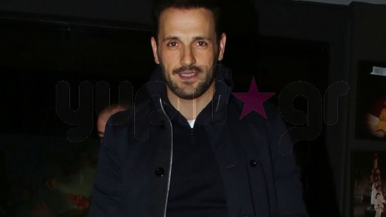 Νίκος Βέρτης: H σπάνια βραδινή έξοδος | Πού τον εντόπισε ο φωτογραφικός φακός;