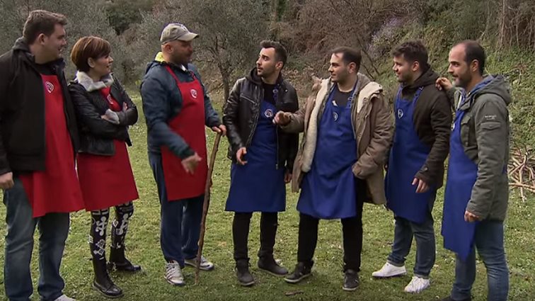 MasterChef
: Η... πρωτόγονη ομαδική δοκιμασία και η «φάρσα» των κριτών στους παίκτες
