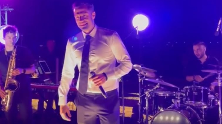 Ο Κωνσταντίνος Αργυρός πανευτυχής στον γάμο του αδερφού του | Δείτε το ζεϊμπέκικο του γαμπρού