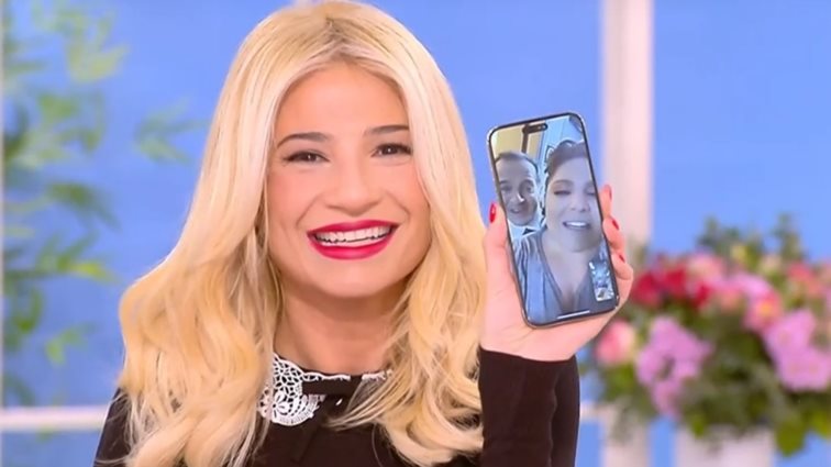 Video of the Day | Η Δανάη Μπάρκα ευχήθηκε στη Φαίη Σκορδά ... σε ένα διακαναλικό facetime