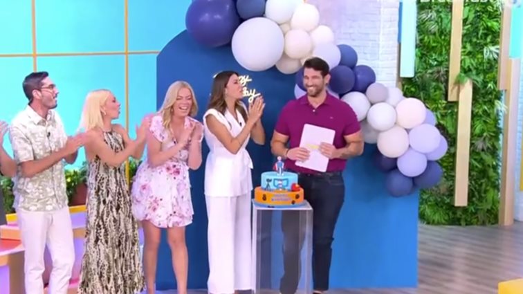 Έκπληξη στο πλατό για τα γενέθλια του Ετεοκλή Παύλου - Η πρωτότυπη τούρτα