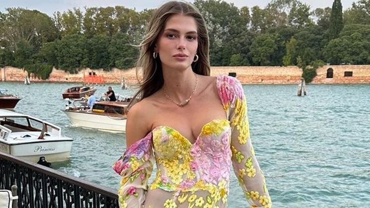 Η Αμαλία Κωστοπούλου casual chic στο αεροδρόμιο - Τι την ταλαιπώρησε;