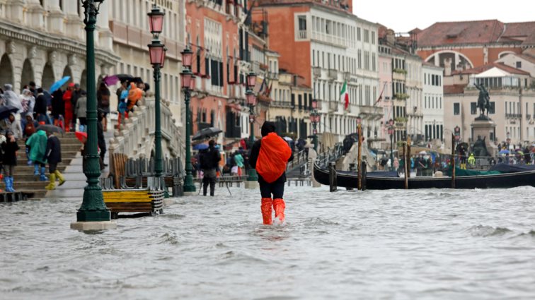 Πλημμύρισε η χριστουγεννιάτικη Βενετία! Ο Αη Βασίλης έκανε βόλτες με... φουσκωτό