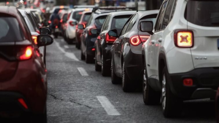 Ουρές χιλιομέτρων στον Κηφισό - Στο &quot;κόκκινο&quot; το κέντρο και η Αττική Οδός, απεργούν τα ταξί - Live η κίνηση