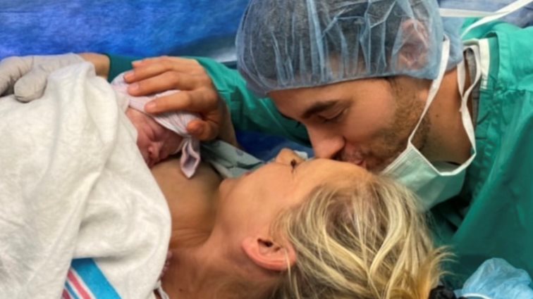 Enrique Iglesias &amp; Anna Kournikova: Οι τρυφερές φωτογραφίες μέσα από το μαιευτήριο με τη νεογέννητη κόρη τους