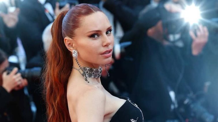 Η Έβελυν Καζαντζόγλου χορεύει παραδοσιακούς χορούς στα Ματογιάννια με τον Γιουσέιν Μπολτ