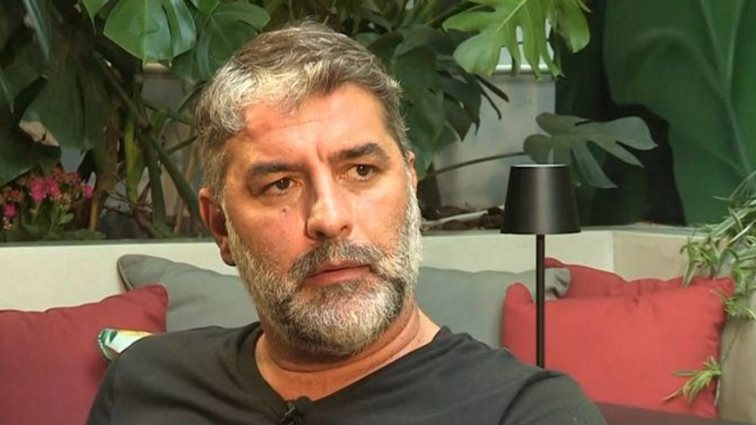 O Βασίλης Μπισμπίκης μιλά για όλα: Τα αντιδραστικά παιδικά χρόνια, το απωθημένο που δεν τελείωσε το Λύκειο, οι εξαρτήσεις στις ουσίες και το αλκοόλ &amp; η αγάπη που έλαβε από τις τρανς φίλες του