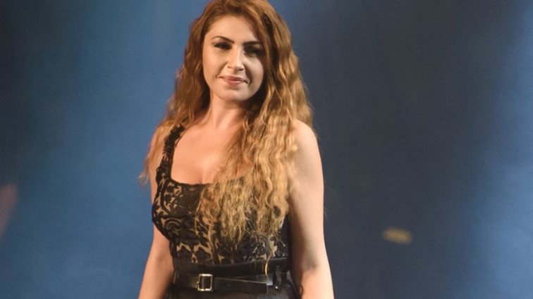 Κυρίες &amp; Κύριοι, Η Έλενα Παπαρίζου!
 
: Το δύσκολο στοίχημα της επιβίωσης μιας popstar στην Ελλάδα