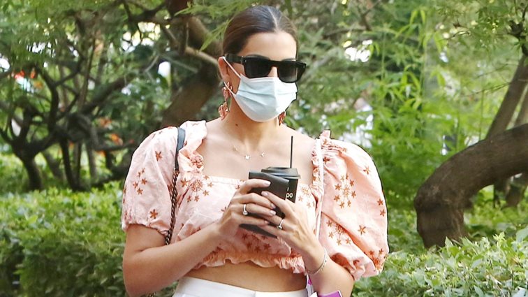 To crop top που φόρεσε η Σταματίνα Τσιμτσιλή ταιριάζει τέλεια με τα σορτς σου