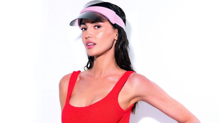 Το most wanted item που φοράει η Κέισι Μίζιου στο SHAPE Ιουλίου είναι πολύ... Fit!