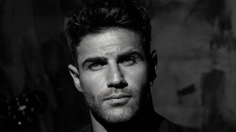 Ο Πέτρος Ιακωβίδης σε ένα συγκινητικό video clip μαζί με το κοινό &amp; τους Θεοδωρίδου, Ελληνίδου, Φοίβο