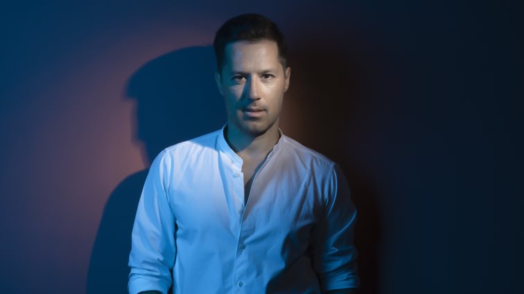 Το video clip για το νέο τραγούδι του Αδάμ Τσαρούχη στην Αλθέα μόλις κυκλοφόρησε