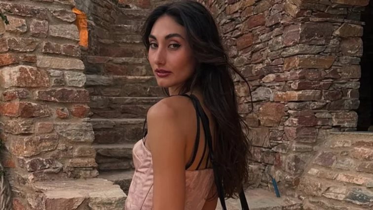 Η Ευαγγελία Πλατανιώτη με total Zara look στη Σιγκαπούρη | Κοστίζει κάτω από 50 ευρώ