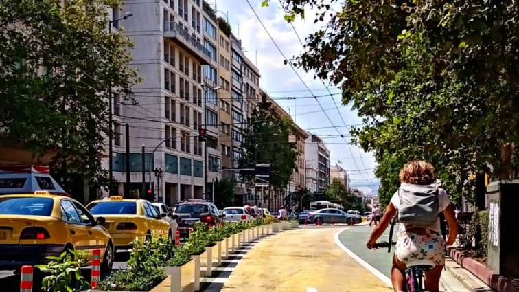 Η επόμενη ημέρα στο κέντρο της Αθήνας: Οι ζαρντινιέρες καθαρίστηκαν, οι τοίχοι παραμένουν με συνθήματα