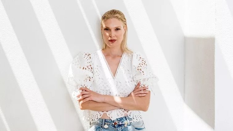 Ο κομψός τρόπος για να υιοθετήσεις τα summer trends σύμφωνα με την Αναστασία Περράκη