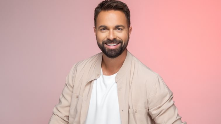 Ο Ηλίας Βρεττός παρουσιάζει &quot;Το Πιο Μεγάλο Παζάρι&quot; - Η ανακοίνωση