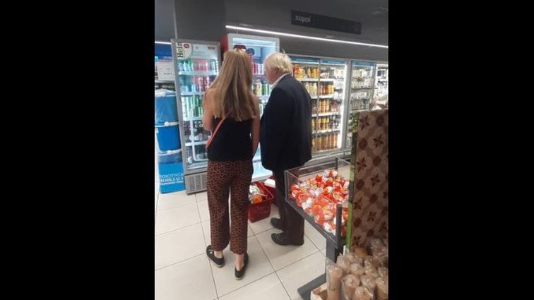 O Μπόρις Τζόνσον για ψώνια σε σούπερ μάρκετ στη Νέα Μάκρη