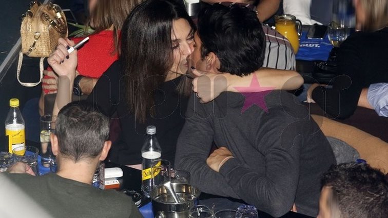 Πάνος Βλάχος &amp; Ιωάννα Τριανταφυλλίδου: Τα καυτά φιλιά μπροστά στην κάμερα σε βραδινή τους έξοδο