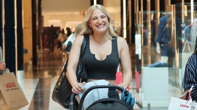 Η Ιωάννα Τούνη σε οικογενειακή βόλτα στην Αθήνα